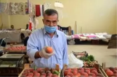 Yerli şeftalinin fiyatı her geçen gün düşüyor Yerli şeftalinin fiyatı her geçen gün düşüyor