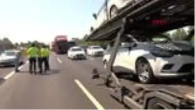 Yolcu minibüsü kamyona çarptı: 4 yaralı Yolcu minibüsü kamyona çarptı: 4 yaralı