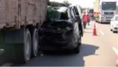 Yolcu minibüsü kamyona çarptı: 4 yaralı Yolcu minibüsü kamyona çarptı: 4 yaralı