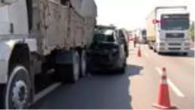 Yolcu minibüsü kamyona çarptı: 4 yaralı Yolcu minibüsü kamyona çarptı: 4 yaralı