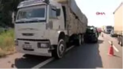 Yolcu minibüsü kamyona çarptı: 4 yaralı Yolcu minibüsü kamyona çarptı: 4 yaralı