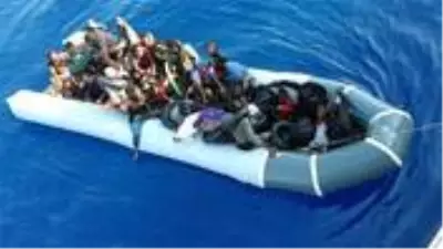 Yunanistan'ın motorunu söküp karasularımıza ittiği sığınmacı botunu Türk Sahil Güvenliği kurtardı Yunanistan'ın motorunu söküp karasularımıza ittiği sığınmacı botunu Türk Sahil Güvenliği kurtardı
