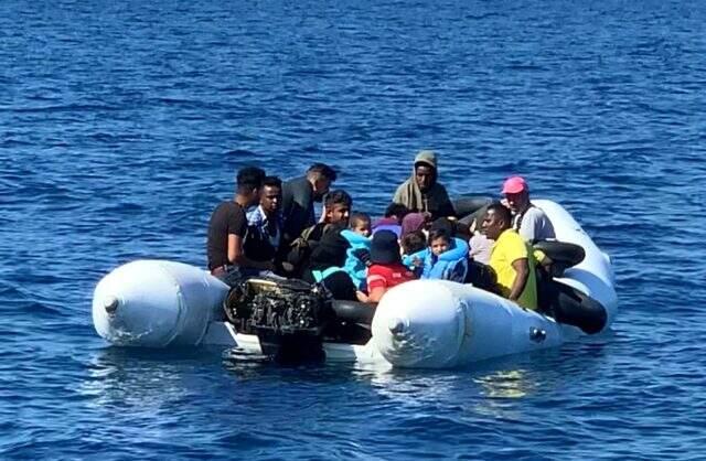 Yunanistan'ın motorunu söküp karasularımıza ittiği sığınmacı botunu Türk Sahil Güvenliği kurtardı Yunanistan'ın motorunu söküp karasularımıza ittiği sığınmacı botunu Türk Sahil Güvenliği kurtardı