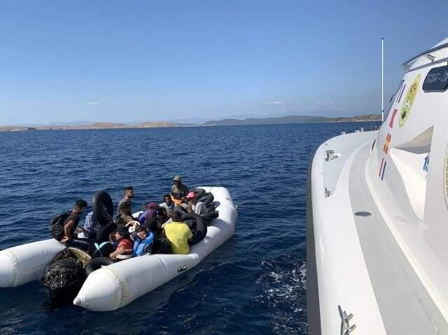 Yunanistan'ın motorunu söküp karasularımıza ittiği sığınmacı botunu Türk Sahil Güvenliği kurtardı Yunanistan'ın motorunu söküp karasularımıza ittiği sığınmacı botunu Türk Sahil Güvenliği kurtardı