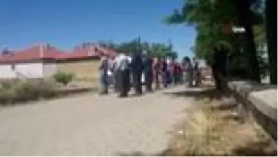 Ağabeyi tarafından öldürülen 8 yaşındaki Seyit Taha son yolculuğuna uğurlandı Ağabeyi tarafından öldürülen 8 yaşındaki Seyit Taha son yolculuğuna uğurlandı