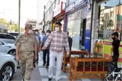 Akçakale'de maske ve sosyal mesafe denetimleri devam ediyor Akçakale'de maske ve sosyal mesafe denetimleri devam ediyor