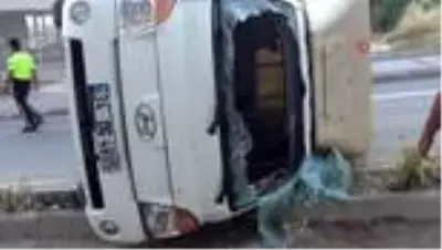 Aşırı alkollü sürücü önce refüje çarptı, ardından yola devrildi Aşırı alkollü sürücü önce refüje çarptı, ardından yola devrildi