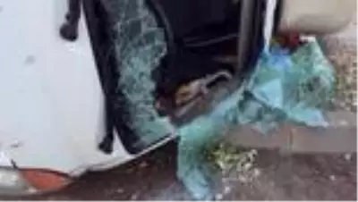 Aşırı alkollü sürücü önce refüje çarptı, ardından yola devrildi Aşırı alkollü sürücü önce refüje çarptı, ardından yola devrildi