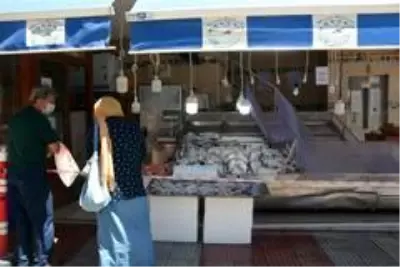 Balık tezgahlarını çiftlik balıkları süslüyor Balık tezgahlarını çiftlik balıkları süslüyor