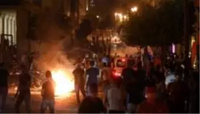 Beyrut'ta patlama: Hükümeti ihmalle suçlayan protestocular polisle çatıştı Beyrut'ta patlama: Hükümeti ihmalle suçlayan protestocular polisle çatıştı