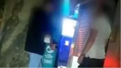 Caddelere yerleştirilen dezenfektanları şişelere doldurup evlerine götürdüler Caddelere yerleştirilen dezenfektanları şişelere doldurup evlerine götürdüler