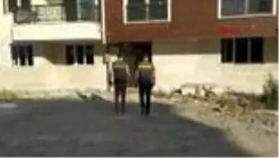 DENİZLİ Jandarma elektrikçi kılığına girdi, aranan kişiyi esrarla yakaladı DENİZLİ Jandarma elektrikçi kılığına girdi, aranan kişiyi esrarla yakaladı