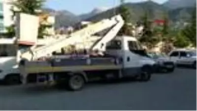 DENİZLİ Jandarma elektrikçi kılığına girdi, aranan kişiyi esrarla yakaladı DENİZLİ Jandarma elektrikçi kılığına girdi, aranan kişiyi esrarla yakaladı