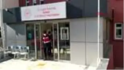 DENİZLİ Jandarma elektrikçi kılığına girdi, aranan kişiyi esrarla yakaladı DENİZLİ Jandarma elektrikçi kılığına girdi, aranan kişiyi esrarla yakaladı