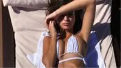 Dünyaca ünlü model Emily Ratajkowski, sahilde fotoğraflandığını fark edince poz vermekten geri durmadı
