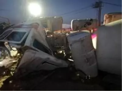 Elazığ'da beton mikseri devrildi: 1 yaralı Elazığ'da beton mikseri devrildi: 1 yaralı
