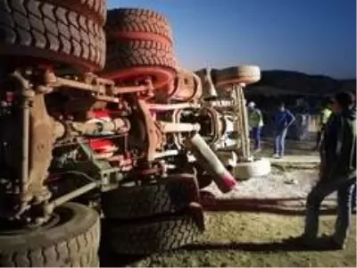 Elazığ'da beton mikseri devrildi: 1 yaralı Elazığ'da beton mikseri devrildi: 1 yaralı