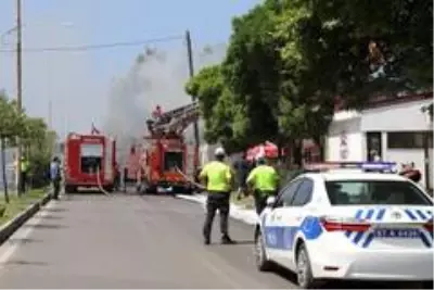 Elektrik kontağından çıkan yangın kafeyi adeta kül etti Elektrik kontağından çıkan yangın kafeyi adeta kül etti
