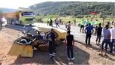 GAZİANTEP Otomobiller kafa kafaya çarpıştı: 4'ü çocuk 11 yaralı GAZİANTEP Otomobiller kafa kafaya çarpıştı: 4'ü çocuk 11 yaralı