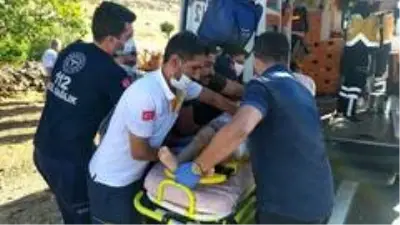 Gaziantep'te 2 otomobil kafa kafa çarpıştı: 11 yaralı Gaziantep'te 2 otomobil kafa kafa çarpıştı: 11 yaralı