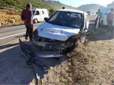 Gaziantep'te 2 otomobil kafa kafa çarpıştı: 11 yaralı Gaziantep'te 2 otomobil kafa kafa çarpıştı: 11 yaralı
