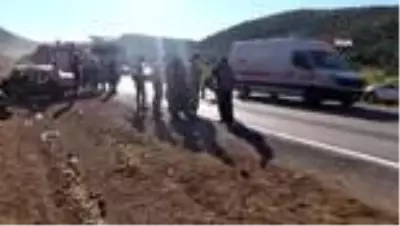 İki otomobil kafa kafaya çarpıştı, araçlar hurdaya döndü! 4'ü çocuk 11 kişi yaralandı İki otomobil kafa kafaya çarpıştı, araçlar hurdaya döndü! 4'ü çocuk 11 kişi yaralandı