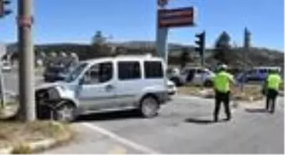 Hafif ticari araç ile otomobil çarpıştı: 4 yaralı Hafif ticari araç ile otomobil çarpıştı: 4 yaralı