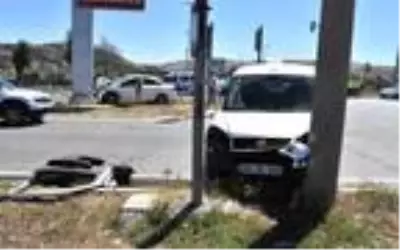Hafif ticari araç ile otomobil çarpıştı: 4 yaralı Hafif ticari araç ile otomobil çarpıştı: 4 yaralı