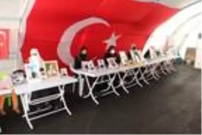 HDP önündeki eylemde 340'ıncı gün, aile sayısı 142 oldu HDP önündeki eylemde 340'ıncı gün, aile sayısı 142 oldu