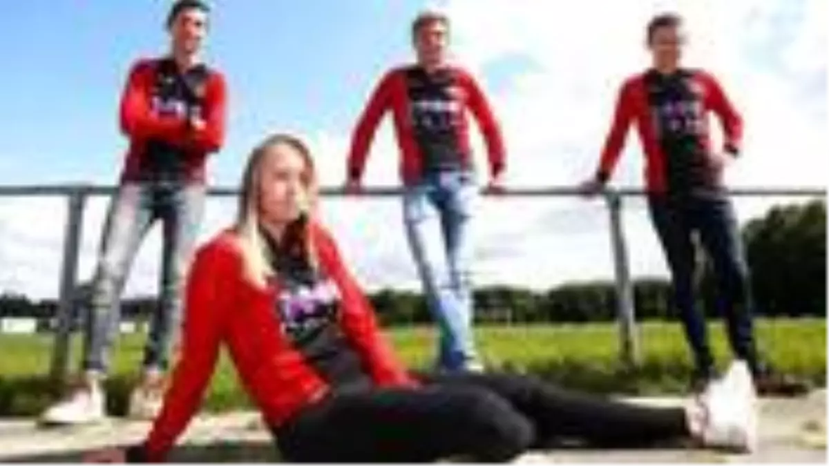 Hollandalı Ellen Fokkema, erkek takımında oynayan ilk kadın futbolcu oldu