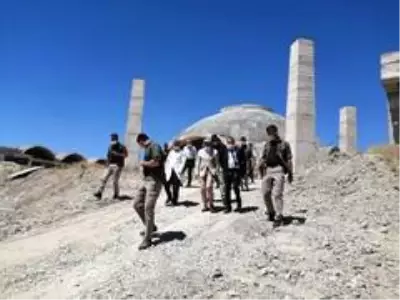 İnşaatı devam eden Tıbbiye Camii'nde sosyal mesafeli Cuma namazı İnşaatı devam eden Tıbbiye Camii'nde sosyal mesafeli Cuma namazı