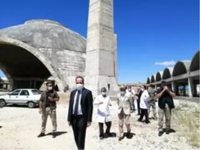 İnşaatı devam eden Tıbbiye Camii'nde sosyal mesafeli Cuma namazı İnşaatı devam eden Tıbbiye Camii'nde sosyal mesafeli Cuma namazı
