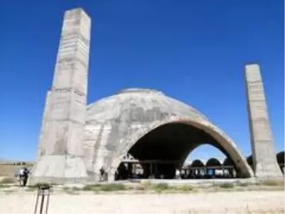 İnşaatı devam eden Tıbbiye Camii'nde sosyal mesafeli Cuma namazı İnşaatı devam eden Tıbbiye Camii'nde sosyal mesafeli Cuma namazı