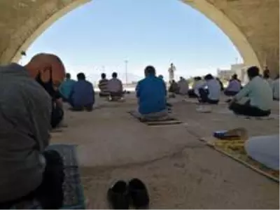 İnşaatı devam eden Tıbbiye Camii'nde sosyal mesafeli Cuma namazı İnşaatı devam eden Tıbbiye Camii'nde sosyal mesafeli Cuma namazı