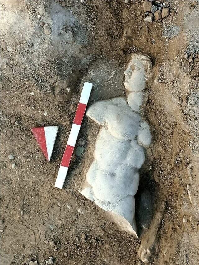 İzmir'de mitolojik varlık Satyros'un kabartması bulundu İzmir'de mitolojik varlık Satyros'un kabartması bulundu