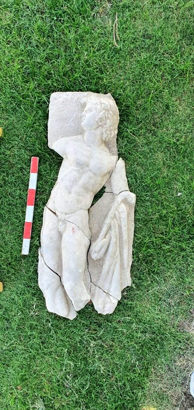 İzmir'de mitolojik varlık Satyros'un kabartması bulundu İzmir'de mitolojik varlık Satyros'un kabartması bulundu