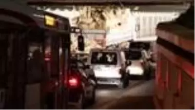 İzmir'de saman yüklü tır alt geçide sıkıştı İzmir'de saman yüklü tır alt geçide sıkıştı