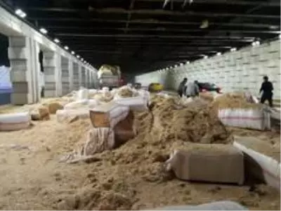 Son Dakika: İzmir'de saman yüklü TIR alt geçide sıkıştı Son Dakika: İzmir'de saman yüklü TIR alt geçide sıkıştı