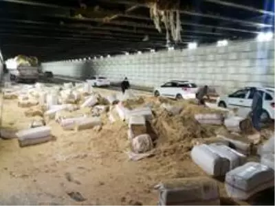 Son Dakika: İzmir'de saman yüklü TIR alt geçide sıkıştı Son Dakika: İzmir'de saman yüklü TIR alt geçide sıkıştı