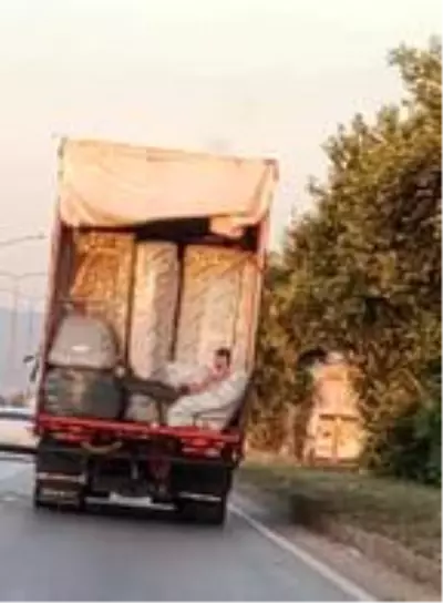 Kamyon kasasında tehlikeli yolculuk Kamyon kasasında tehlikeli yolculuk