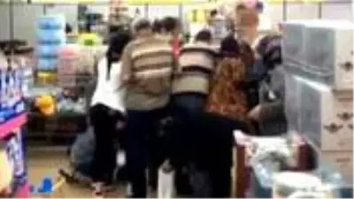 Korona falan dinlemediler, 30 kuruşluk kavanoz kapağı için birbirlerine girdiler Korona falan dinlemediler, 30 kuruşluk kavanoz kapağı için birbirlerine girdiler