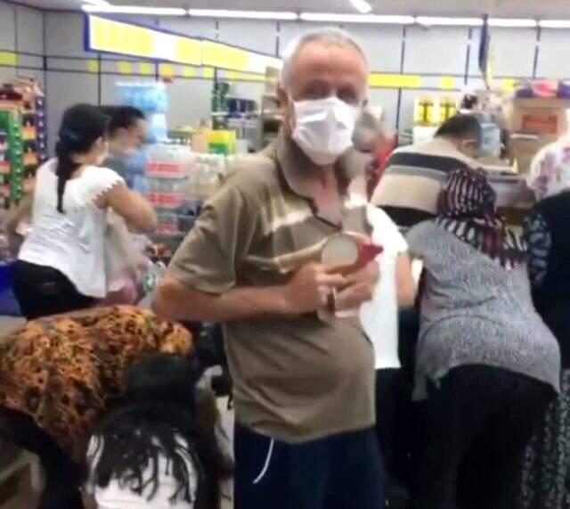 Korona falan dinlemediler, 30 kuruşluk kavanoz kapağı için birbirlerine girdiler Korona falan dinlemediler, 30 kuruşluk kavanoz kapağı için birbirlerine girdiler