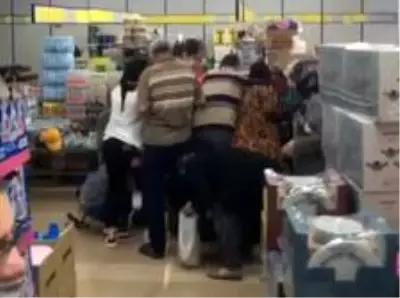 Korona falan dinlemediler, 30 kuruşluk kavanoz kapağı için birbirlerine girdiler Korona falan dinlemediler, 30 kuruşluk kavanoz kapağı için birbirlerine girdiler