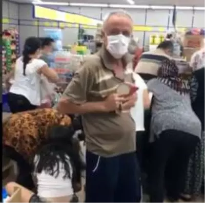 Korona falan dinlemediler, 30 kuruşluk kavanoz kapağı için birbirlerine girdiler Korona falan dinlemediler, 30 kuruşluk kavanoz kapağı için birbirlerine girdiler