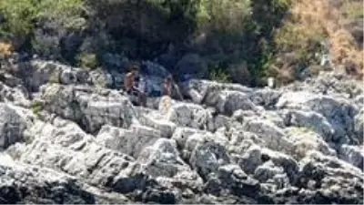 Kuşadası Körfezi'nde lastik botları batan 2 göçmen kurtarıldı Kuşadası Körfezi'nde lastik botları batan 2 göçmen kurtarıldı