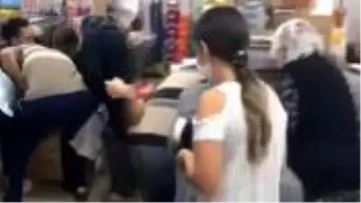 Markette 'ucuz kapak' izdihamı; koronavirüs tedbirleri hiçe sayıldı Markette 'ucuz kapak' izdihamı; koronavirüs tedbirleri hiçe sayıldı