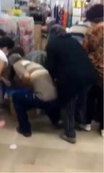 Markette 'ucuz kapak' izdihamı; koronavirüs tedbirleri hiçe sayıldı Markette 'ucuz kapak' izdihamı; koronavirüs tedbirleri hiçe sayıldı