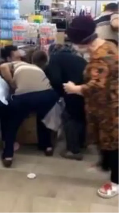 Markette 'ucuz kapak' izdihamı; koronavirüs tedbirleri hiçe sayıldı Markette 'ucuz kapak' izdihamı; koronavirüs tedbirleri hiçe sayıldı