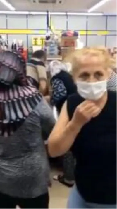 Markette 'ucuz kapak' izdihamı; koronavirüs tedbirleri hiçe sayıldı Markette 'ucuz kapak' izdihamı; koronavirüs tedbirleri hiçe sayıldı