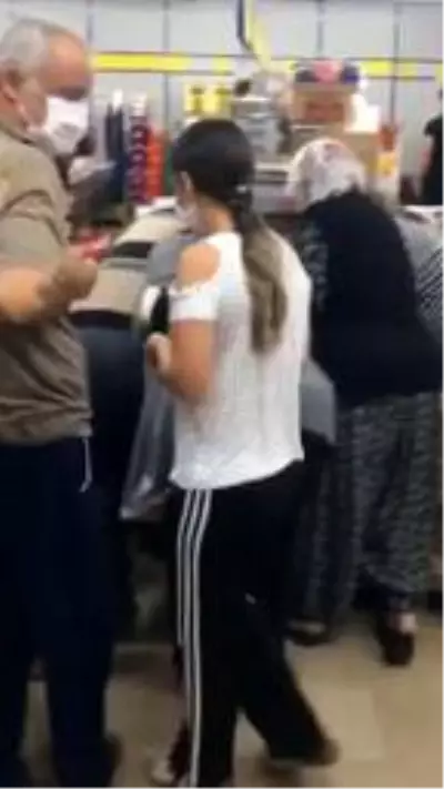 Markette 'ucuz kapak' izdihamı; koronavirüs tedbirleri hiçe sayıldı Markette 'ucuz kapak' izdihamı; koronavirüs tedbirleri hiçe sayıldı